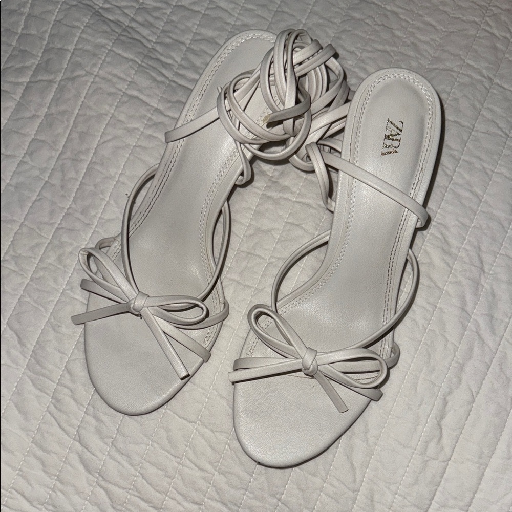 Zara Women's white Bow Heels
